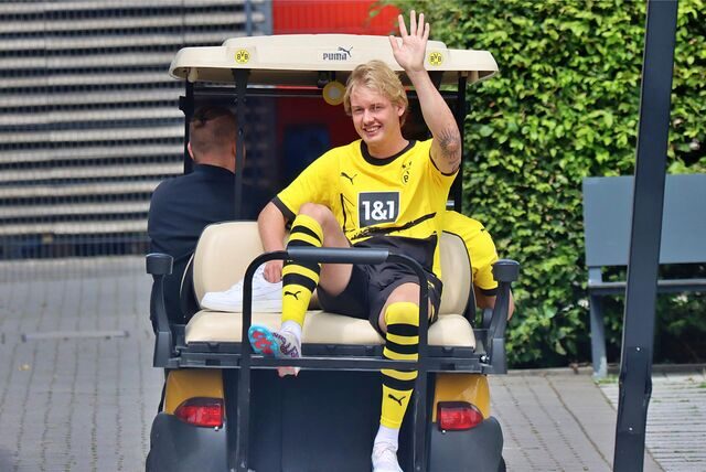 Julian Brandt winkt.