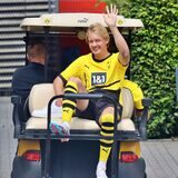 Julian Brandt winkt.