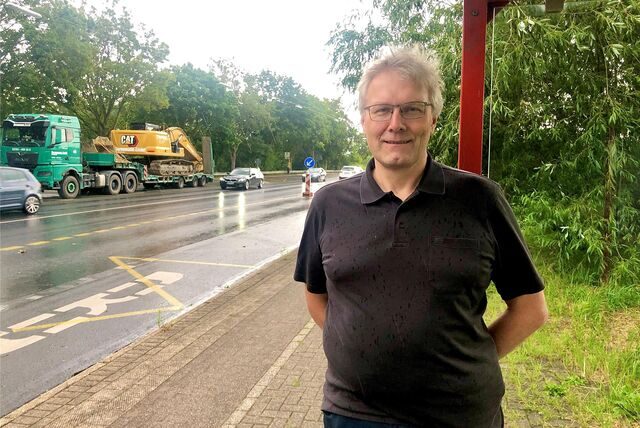 Bernhard Strauß aus Recklinghausen steht am Pop-up-Radweg