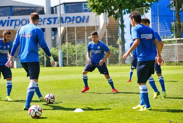 Beim Spiel „Fünf gegen Zwei“ traf Gökhan Gül (3.v.l.) am Donnerstag auf einen weiteren Castrop-Rauxeler im Bochumer Profi-Kader: Torwart Michael Esser (2.v.l.).