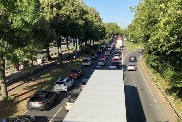 Auf der B1 in Dortmund ist am Dienstagmorgen (18.7.) ein besonders langer Stau entstanden.