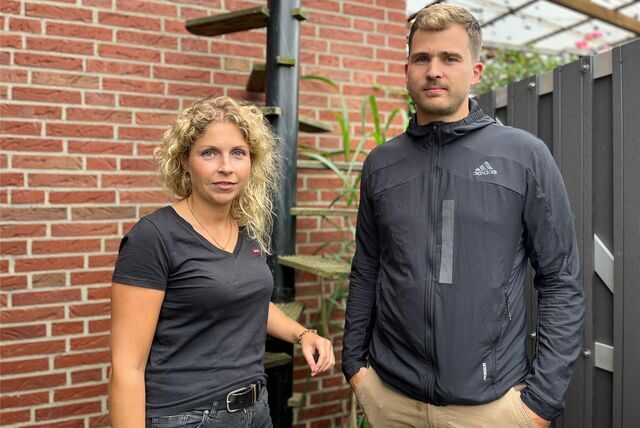 Tabea Korst und Jörn Zobe stehen vor der Katzentreppe an ihrem Haus.