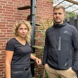 Tabea Korst und Jörn Zobe stehen vor der Katzentreppe an ihrem Haus.