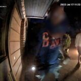 Unbekannte haben eine Leiter von Jens Pochert in Dorsten gestohlen. Eine Überwachungskamera hat die beiden Täter aufgenommen.