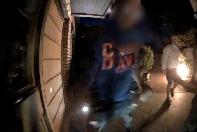 Unbekannte haben eine Leiter von Jens Pochert in Dorsten gestohlen. Eine Überwachungskamera hat die beiden Täter aufgenommen.