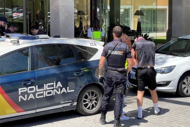 Ein Verdächtiger wird von der Polizei zu einem Hotel gebracht, wo ein sexueller Übergriff stattgefunden haben soll.