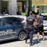 Ein Verdächtiger wird von der Polizei zu einem Hotel gebracht, wo ein sexueller Übergriff stattgefunden haben soll.