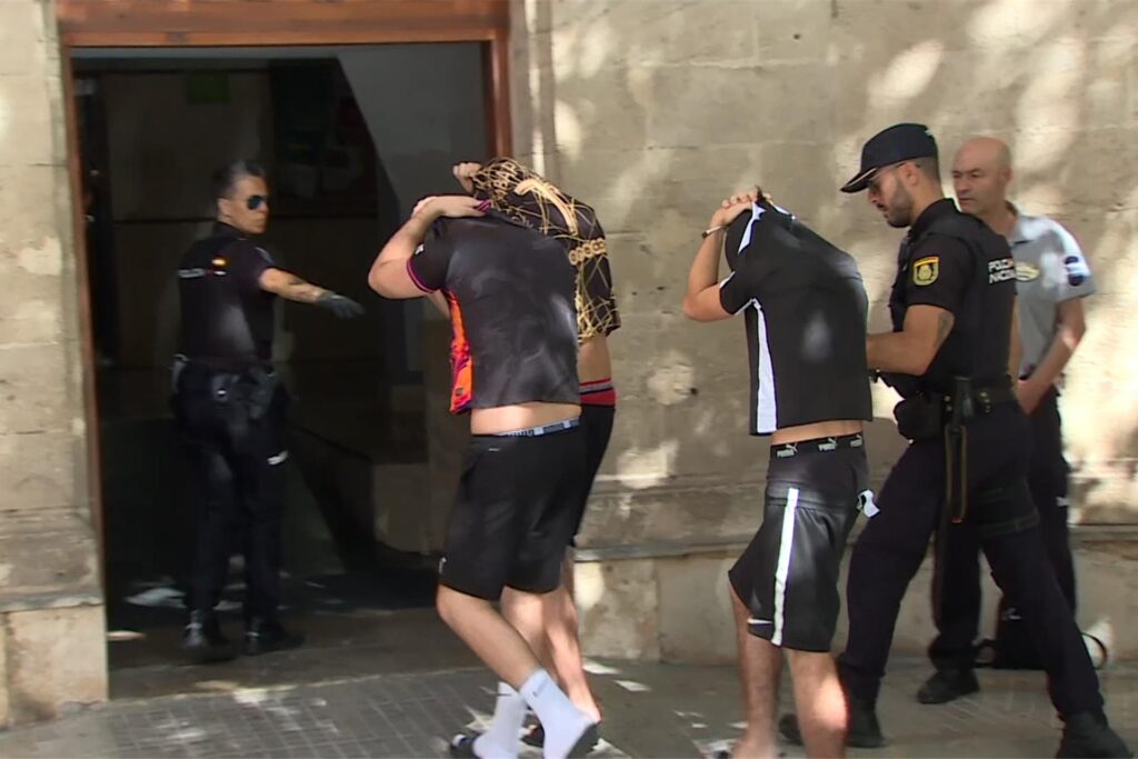 Polizisten führen die Verdächtigen zum Termin mit dem Haftrichter auf der Balearische Insel. Polizisten führen die Verdächtigen zum Termin mit dem Haftrichter auf der Balearische Insel.