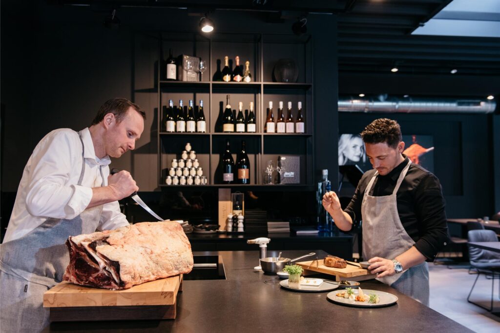 Fleischer und Chefkoch: links Stefan Burchard, rechts Michael Scheil im Fleischer und Chefkoch: links Stefan Burchard, rechts Michael Scheil im