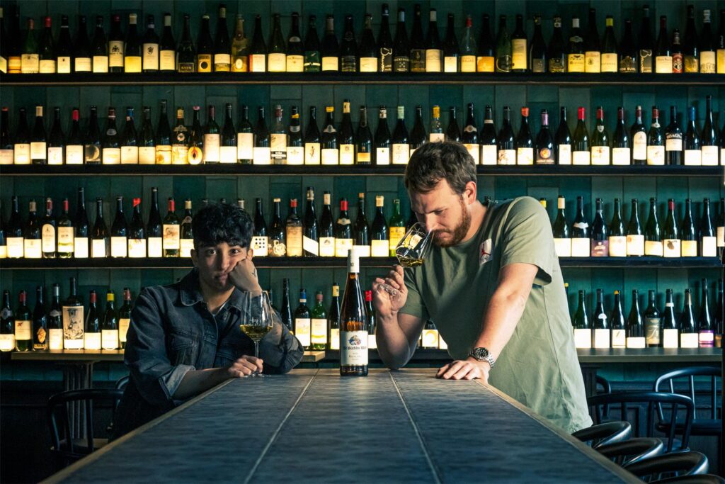 Weinkenner im Restaurant „Zum Grünen Gaul“ im Bochumer Ehrenfeld: Restaurantleiterin Jana Steffan tut knatschig und Star-Sommelier Tibor Werzel mit der richtigen Nase. Weinkenner im Restaurant „Zum Grünen Gaul“ im Bochumer Ehrenfeld: Restaurantleiterin Jana Steffan tut knatschig und Star-Sommelier Tibor Werzel mit der richtigen Nase.
