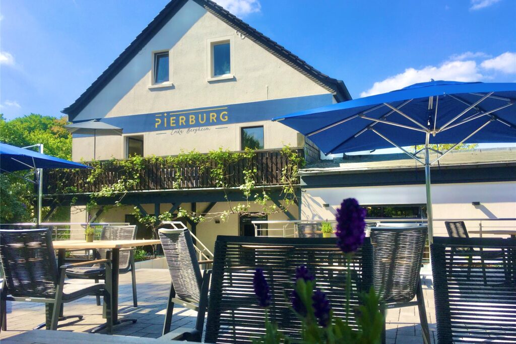 Der Freisitz des Restaurants Pierburg Erika Bergheim in Essen-Kettwig Der Freisitz des Restaurants Pierburg Erika Bergheim in Essen-Kettwig