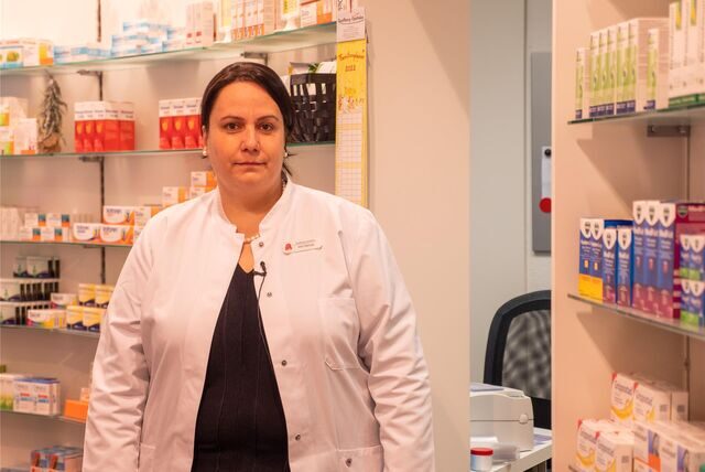 Irini Zervas steht im Verkaufsraum ihrer Apotheke in Recklinghausen.