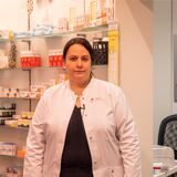Irini Zervas steht im Verkaufsraum ihrer Apotheke in Recklinghausen.