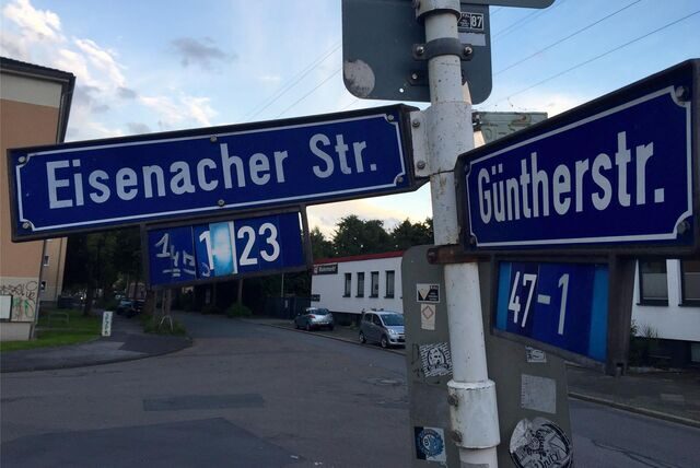 Raub auf der Eisenacher Straße: Als ein Mann in Richtung Güntherstraße entlangläuft, wird er von einem Unbekannten angesprochen, der ihn daraufhin mit Pfefferspray besprüht.