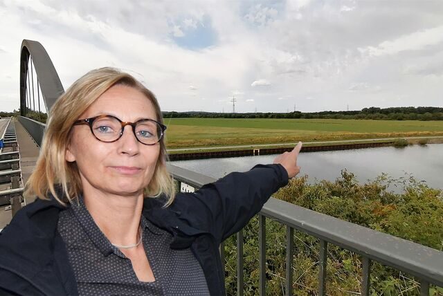 Bildmontage: im Vordergrund Stefanie Hugot im Hintergrund das Areal des geplanten Industriegebiets an der Kanalbrücke in Waltrop-Leveringhausen.