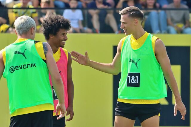 Nico Schlotterbeck klatscht mit Karim Adeyemi ab.