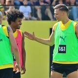 Nico Schlotterbeck klatscht mit Karim Adeyemi ab.