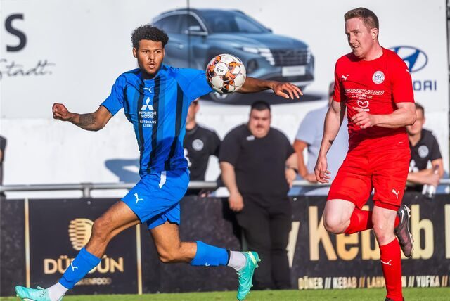 Fabien Garando (l.) und der FC Brünninghausen haben den Hombrucher SV besiegt.
