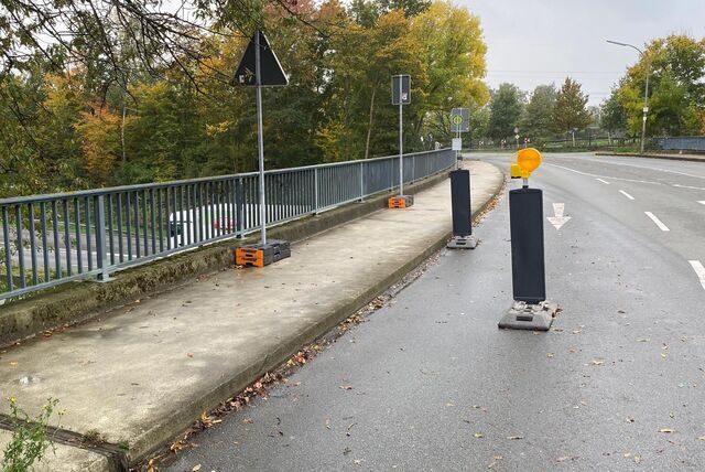 An der Straße Mosselde ist ein Gullydeckel auf die Autobahn geworfen worden.