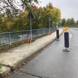 An der Straße Mosselde ist ein Gullydeckel auf die Autobahn geworfen worden.