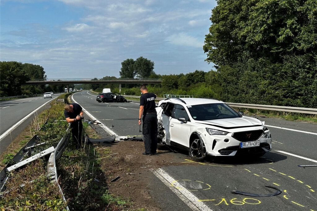 Insgesamt vier Fahrzeuge waren an dem Unfall auf der A 43 beteiligt. Insgesamt vier Fahrzeuge waren an dem Unfall auf der A 43 beteiligt.