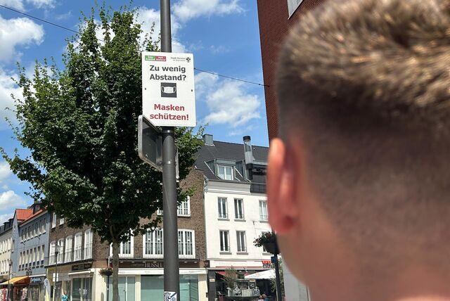 Zuletzt wiesen in der Dorstener Innenstadt noch immer Schilder darauf hin, Masken zu tragen und Abstand zu halten, um sich vor einer Corona-Infektion zu schützen.