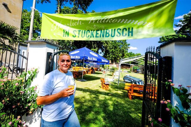 Megi Maass aus Recklinghausen vor dem Eingang zum neuen Biergarten am ehemaligen Haus Strangemann
