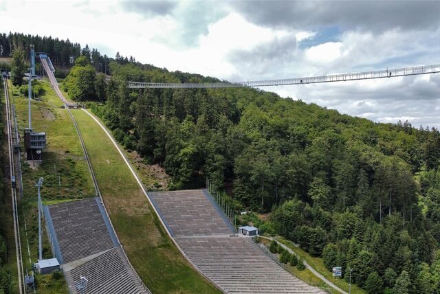 Die Hängebrücke Skywalk in Willingen über der Mühlenkopfschanze