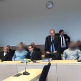 Der Werkstatt-Chef aus Oer-Erkenschwick neben seiner damaligen Dortmunder Verteidigerin Arabella Pooth (rechts) und Anwalt Rainer Wolff (links) beim Prozess um die gefilmte Schießerei im Jahr 2018.