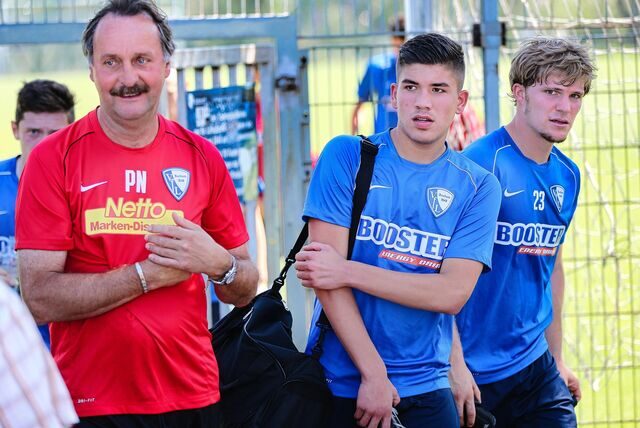 Gökhan Gül (2.v.r.) beim Training des VfL Bochum am 3. Juli 2014.
