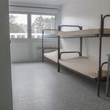 Ein Zimmer mit zwei Etagenbetten.