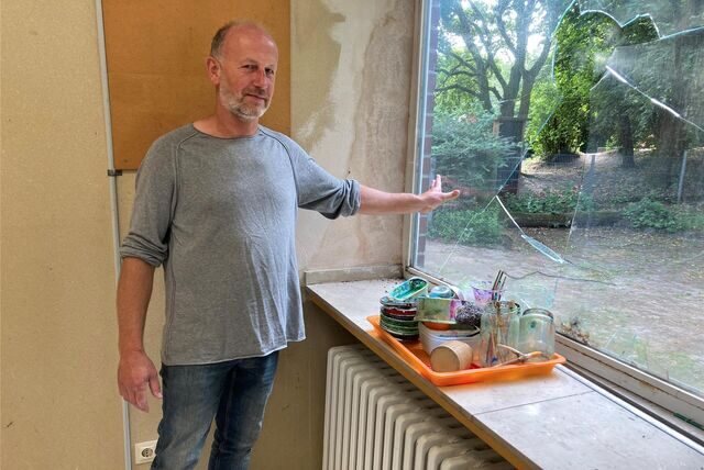 Johannes Kleine Vossbeck, verantwortlich für Instandhaltung im Schulamt, zeigt eine zertrümmerte Fensterscheibe der Martin-Buber-Grundschule.