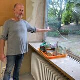 Johannes Kleine Vossbeck, verantwortlich für Instandhaltung im Schulamt, zeigt eine zertrümmerte Fensterscheibe der Martin-Buber-Grundschule.