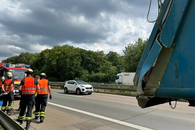 Am Mittwoch (19.7.) ist am Nachmittag ein Lkw auf der A45 in ein Fahrzeug der Autobahnmeisterei gefahren.