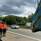 Am Mittwoch (19.7.) ist am Nachmittag ein Lkw auf der A45 in ein Fahrzeug der Autobahnmeisterei gefahren.