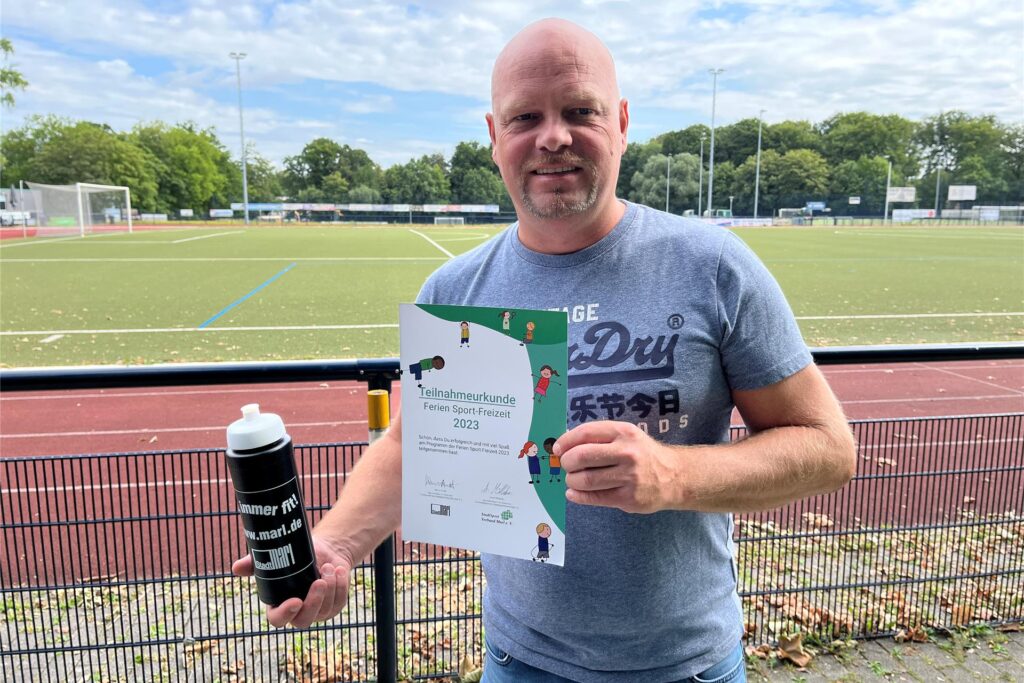Andre Mölleken zeigt eine Urkunde und eine Trinkflasche vom Ferien-Sportprogramm. Andre Mölleken zeigt eine Urkunde und eine Trinkflasche vom Ferien-Sportprogramm.