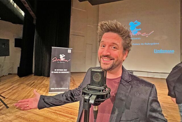 „Alles sieht auf mich!“ Musical-Darsteller Florian Hinxlage spielt die Hauptrolle in dem neuen Musical „Showtime“, das Ende Oktober in Kamen Weltpremiere feiert.