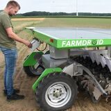 Landwirt Jan Bromenne steht an seinem Roboter.