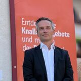 Robert Brzezinski, Geschäftsführer von Projekt Bau Rundholz, vor Ort am Körner Hellweg. Die geschlossene Kult-Kneipe hinter ihm wird abgerissen.