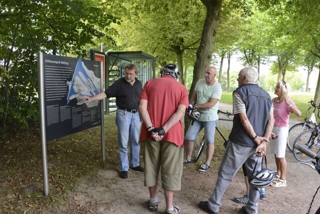 Herbert Niewerth, ehemaliger Leiter des LWL-Museums Schiffshebewerk Henrichenburg, mit einer Radlergruppe im Schleusenpark Waltrop.