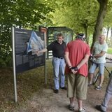 Herbert Niewerth, ehemaliger Leiter des LWL-Museums Schiffshebewerk Henrichenburg, mit einer Radlergruppe im Schleusenpark Waltrop.