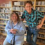 Tom Klatt und Franz Niewelt stehen vor einer Wand mit CDs in einer Wohnung in Recklinghausen.