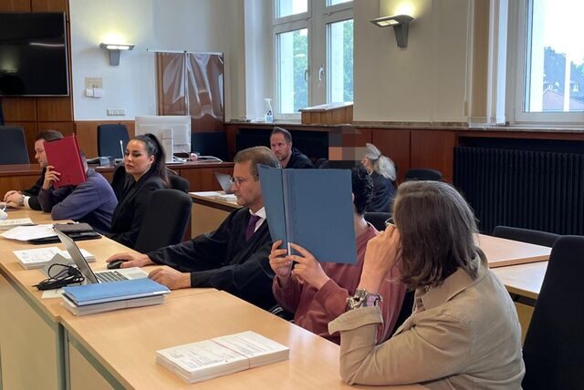 Nach der Aufsprengung eines Geldautomaten stehen jetzt drei Männer (24,24,25) aus den Niederlanden in Hagen vor Gericht. Neben den Angeklagten sitzen ihre Verteidiger und Dolmetscher.