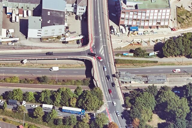 In der Nähe des Hafenamts sollen drei Jugendliche Steine von einer Brücke geworfen haben.