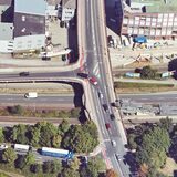 In der Nähe des Hafenamts sollen drei Jugendliche Steine von einer Brücke geworfen haben.