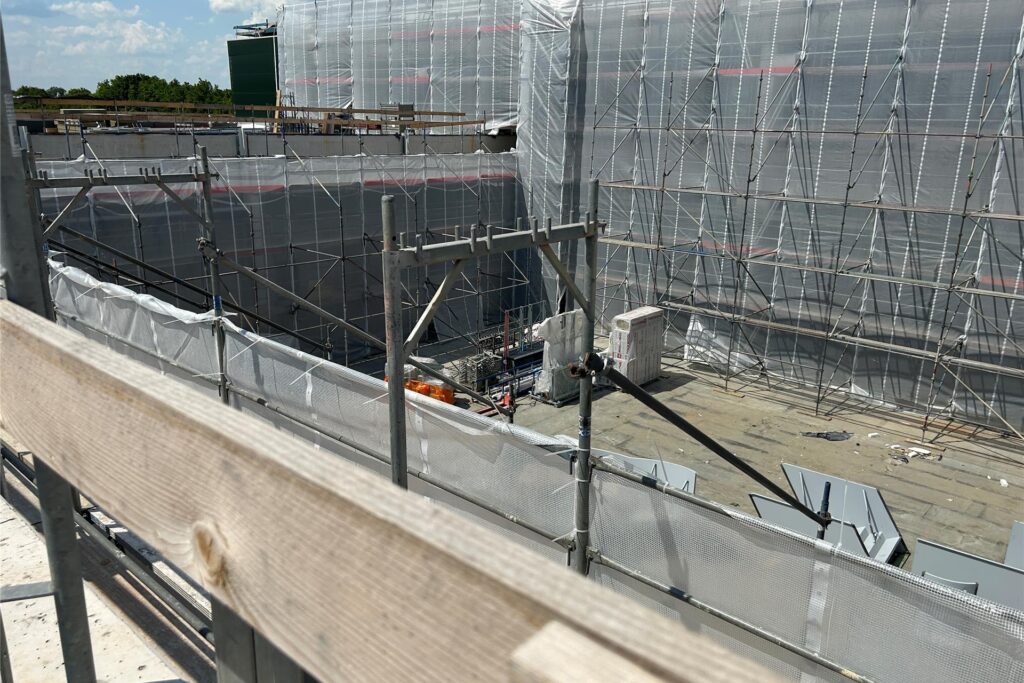 Der Blick in den unfertigen Dachgarten auf dem Levi's-Logistik-Zentrum in Dorsten. Hier sollen sich bald die Mitarbeiterinnen und Mitarbeiter während ihrer Pausen entspannen können. Der Blick in den unfertigen Dachgarten auf dem Levi's-Logistik-Zentrum in Dorsten. Hier sollen sich bald die Mitarbeiterinnen und Mitarbeiter während ihrer Pausen entspannen können.