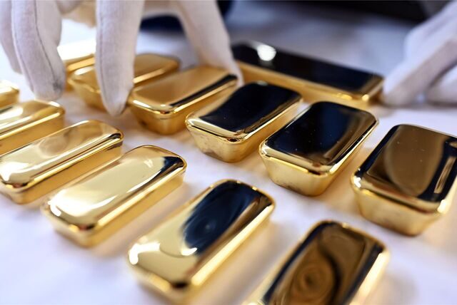 Goldbarren werden in einer Reihe gelegt.