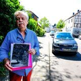 Gregor Mauermann aus Recklinghausen zeigt das Beweisfoto an der Hertener Straße
