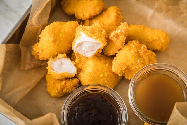Chicken Nuggets liegen in einer Schale auf einem Tisch