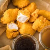 Chicken Nuggets liegen in einer Schale auf einem Tisch